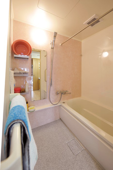 浴槽は以前より10cm広い上、保温性に優れた断熱浴槽を採用。壁はお手入れしやすく清潔
