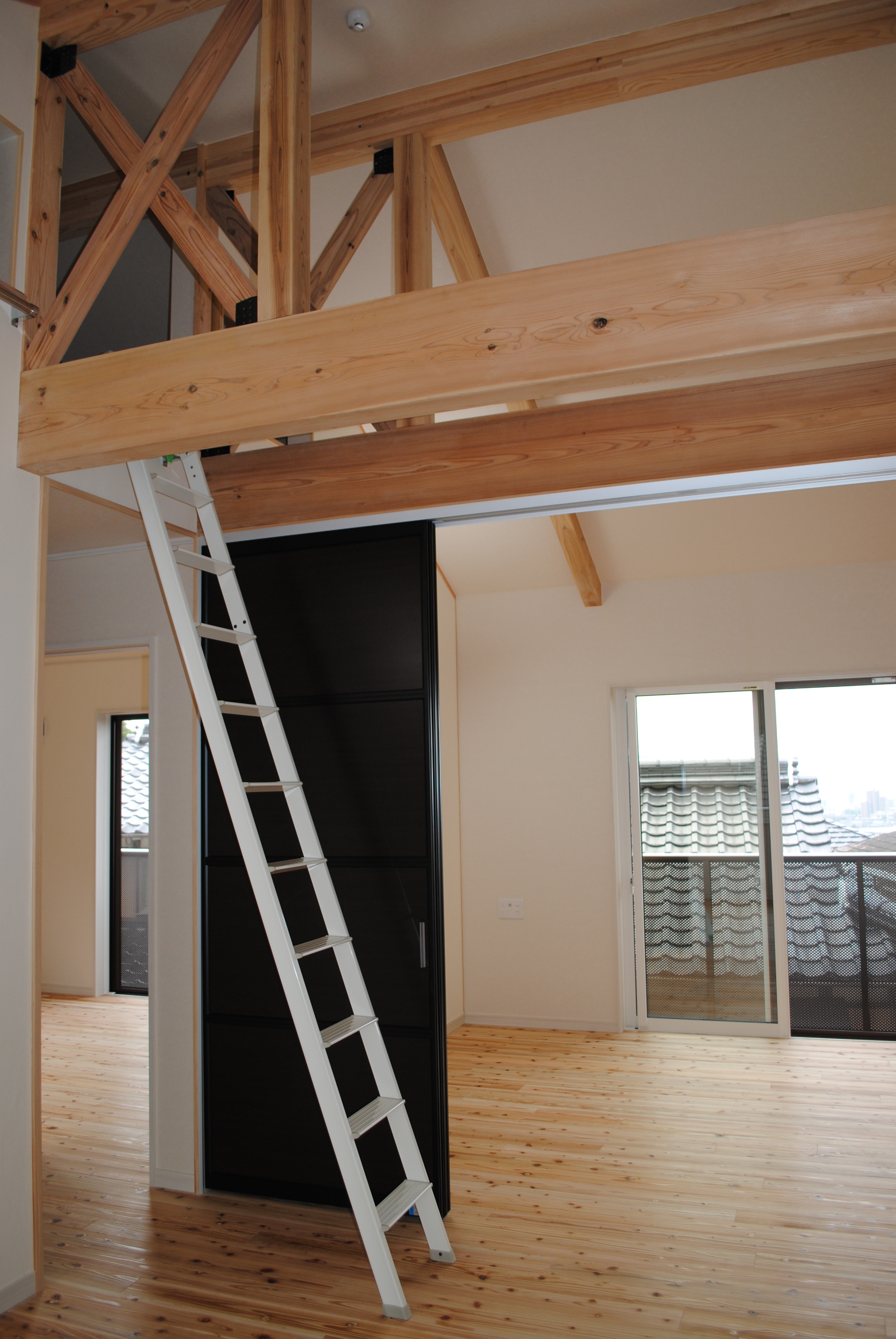 ２階の大吹抜空間から収納部屋へと上がるはしごがあります。
