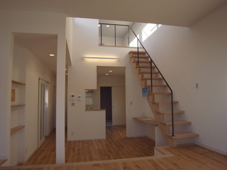 リビングからはロフトへとつながる階段が(^O^) 階段下には、あると便利なちょっとした家事コーナーとして 使えるカウンター。