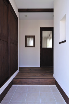 ２階廊下、パインのフローリングを採用、各部屋の建具も無垢檜で 造作、温かみのある雰囲気です