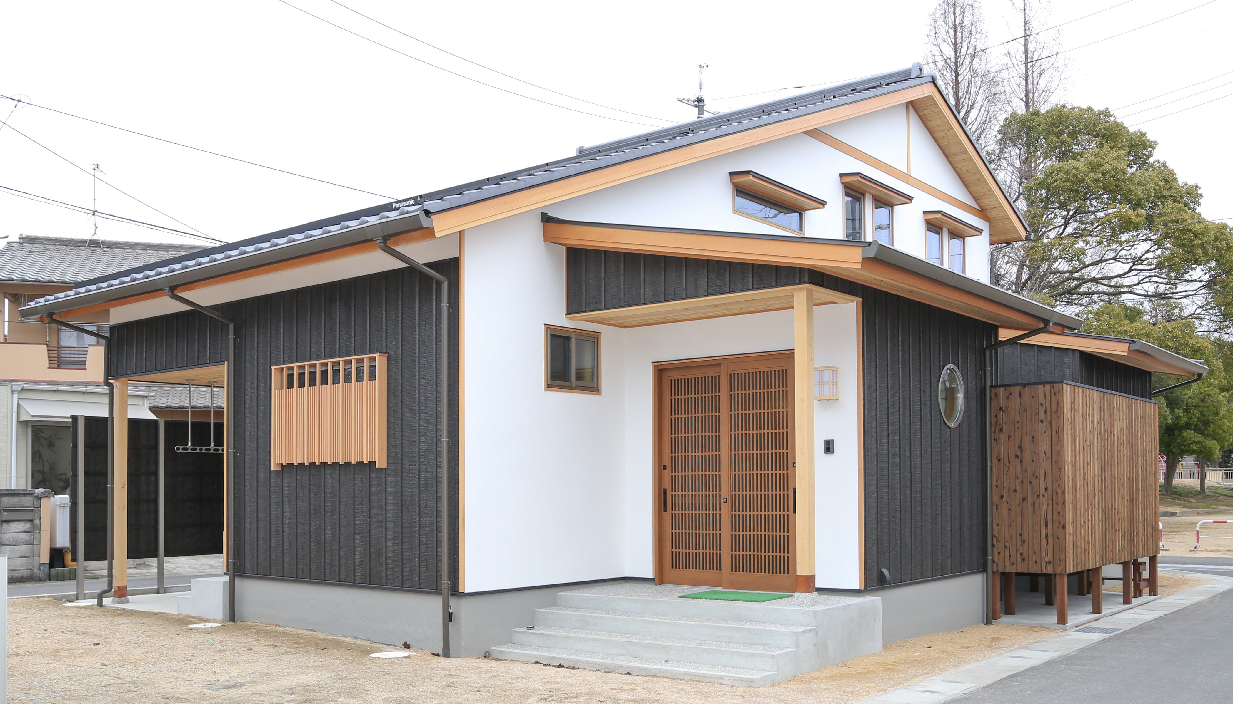 株式会社おかやま住宅工房『平屋な２階建て、本焼きと漆喰の和』