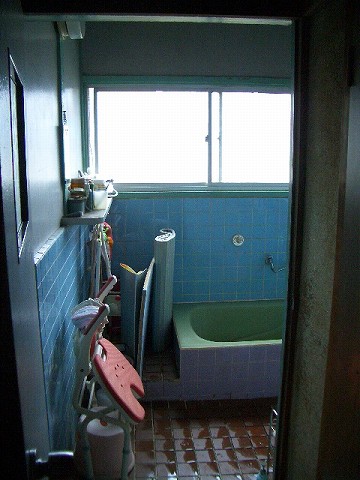 施工前:タイルの浴室です。