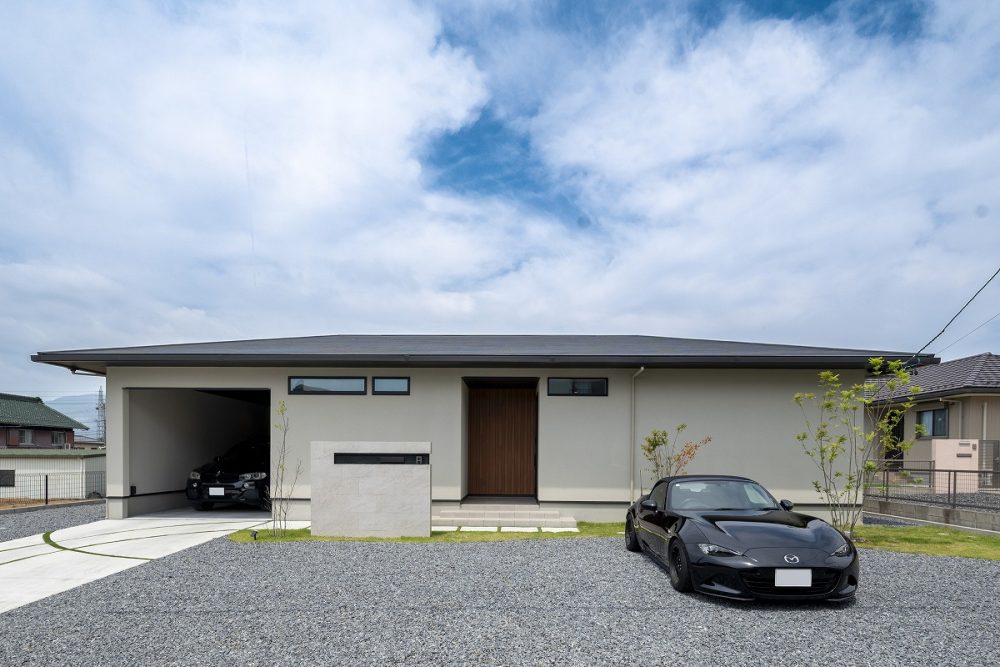 アイデザインホーム株式会社『庭の緑を望む、暮らしやすい回遊動線とビルトインガレージのある平屋』