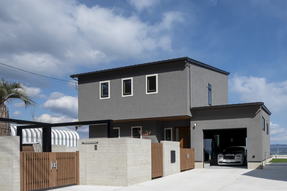 アイデザインホーム株式会社『ワインセラーとビルトインガレージを備えた、海が一望できるセカンドハウス』