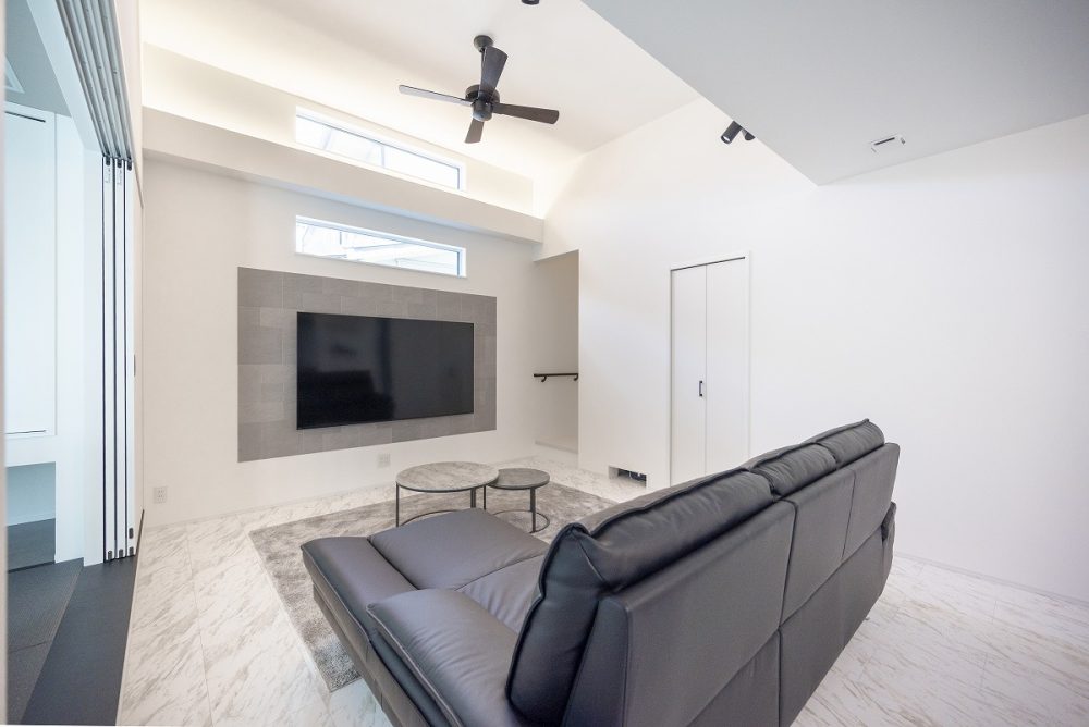 アイデザインホーム株式会社『セカンドリビングとシアタールームのあるホテルライクな家』