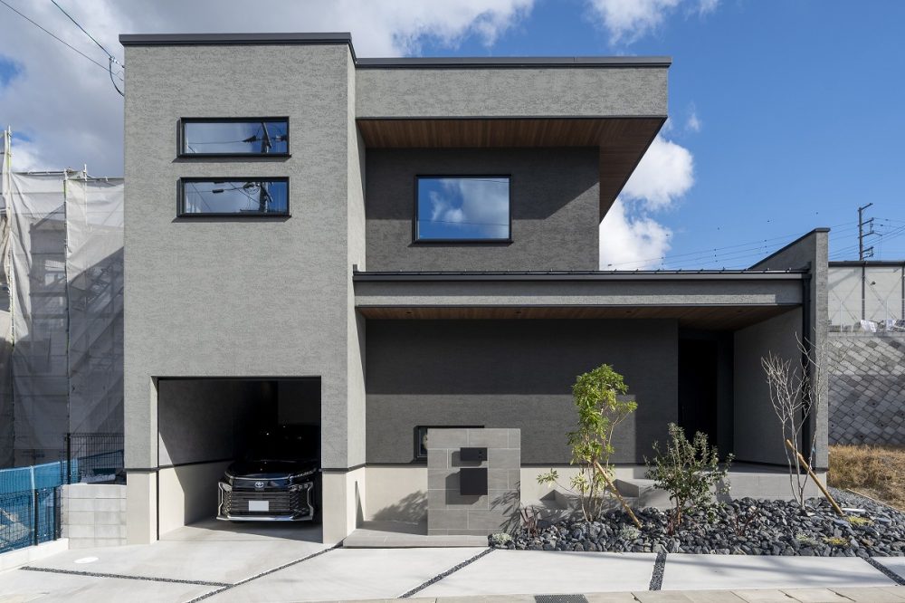 アイデザインホーム株式会社『水盤のある中庭とビルトインガレージのあるホテルライクな家』